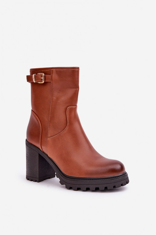 Bottines brunes isolées avec talons et boucles Selavia
