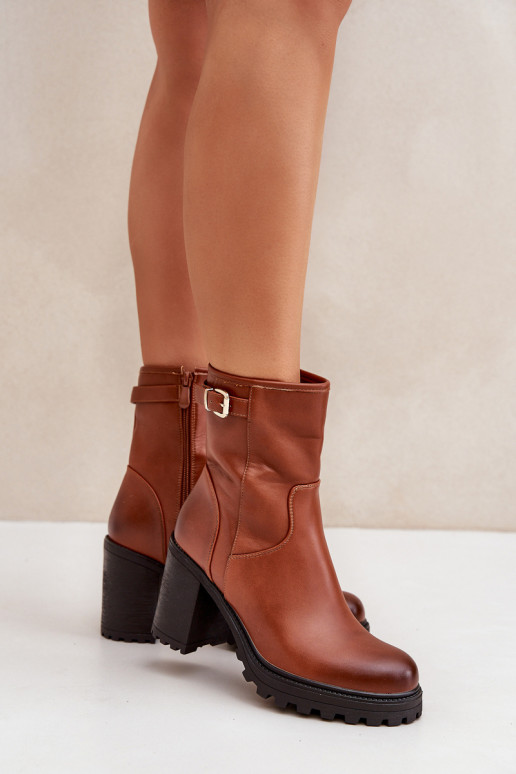 Bottines brunes isolées avec talons et boucles Selavia