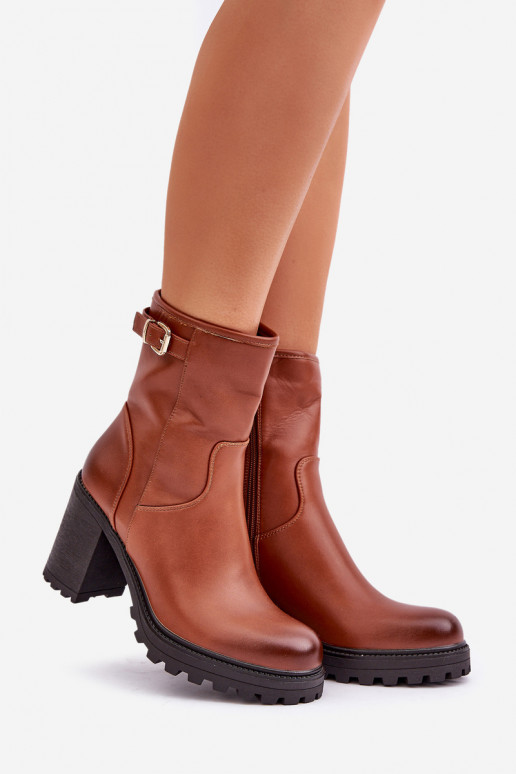 Bottines brunes isolées avec talons et boucles Selavia
