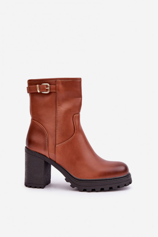 Bottines brunes isolées avec talons et boucles Selavia