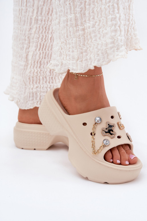 Chaussons légers pour femmes sur plateforme avec détails dorés et clips en sable Ivoriel