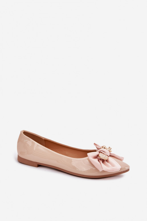 Ballerines vernies avec nœuds et broches dorées en couleur sable Rivona