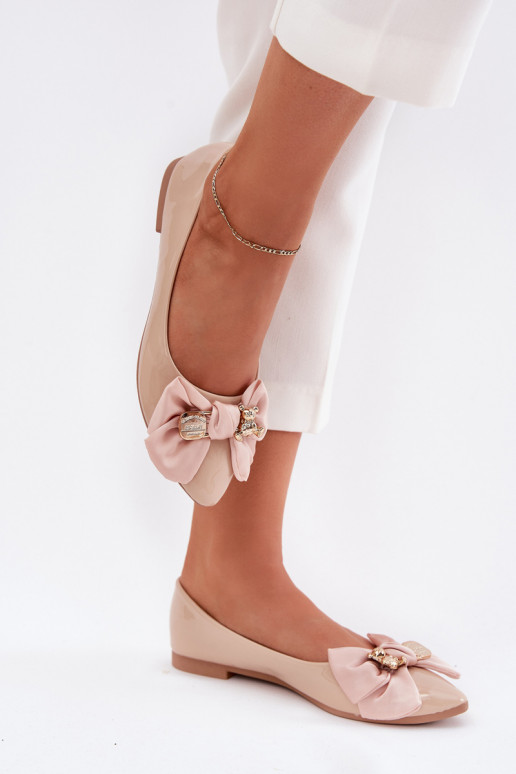 Ballerines vernies avec nœuds et broches dorées en couleur sable Rivona