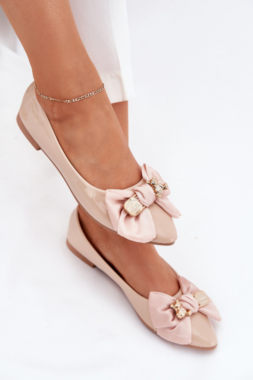 Ballerines vernies avec nœuds et broches dorées en couleur sable Rivona