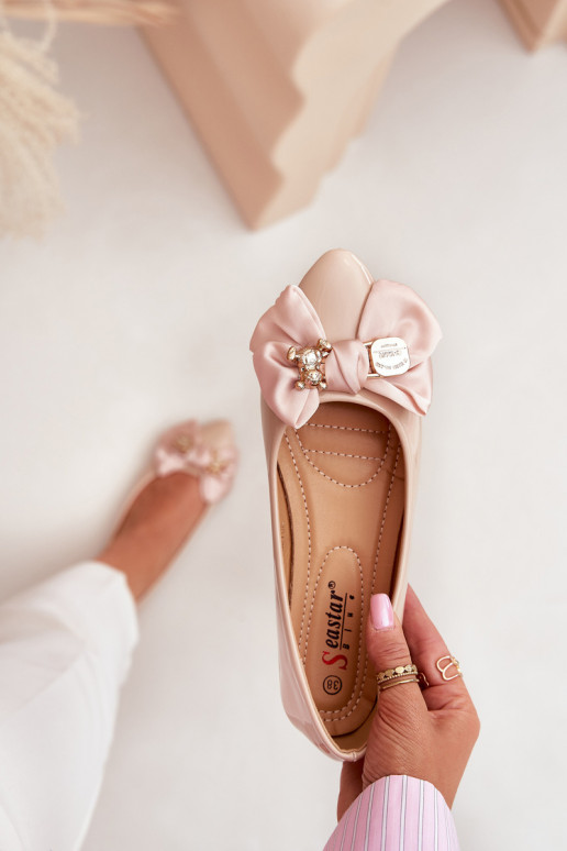 Ballerines vernies avec nœuds et broches dorées en couleur sable Rivona