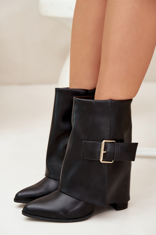 Bottines isolées avec talons et boucle dorée en noir Ylenara