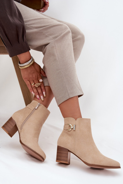 Bottines isolées avec détails dorés en couleur sable Renora