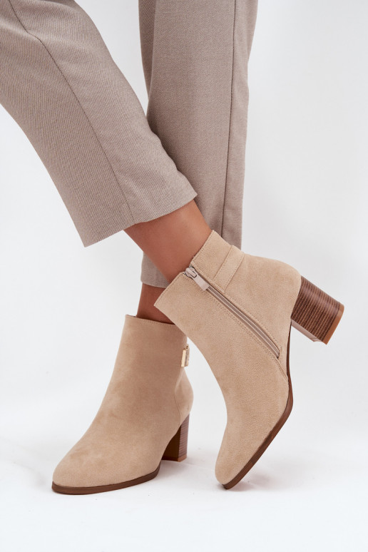 Bottines isolées avec détails dorés en couleur sable Renora