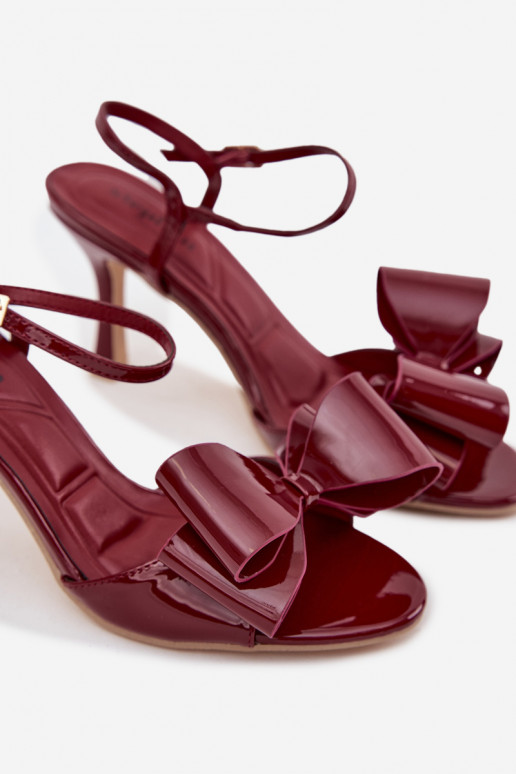 Sandales bordeaux avec effet verni, talons fins et rubans Noliva