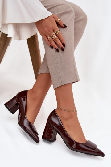 Chaussures effet verni avec talons et ornements CzekoladoĮe Isoline