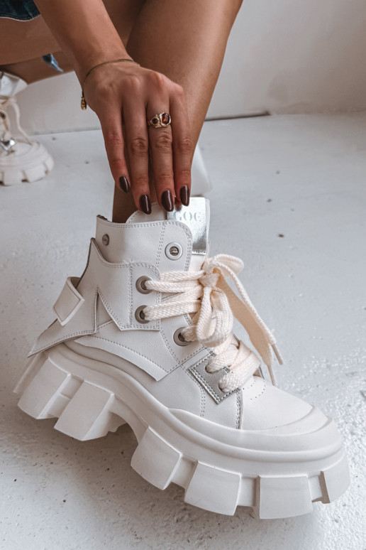 Bottines sportives isolées blanches GOE SS2N4055