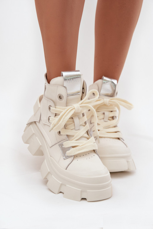 Bottines sportives isolées blanches GOE SS2N4055