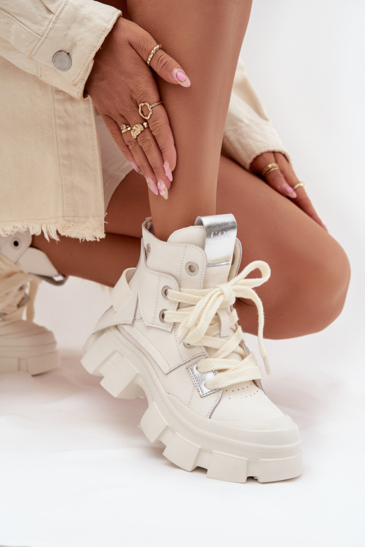 Bottines sportives isolées blanches GOE SS2N4055