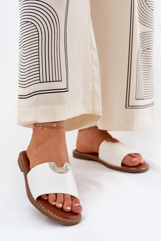 Chaussons pour femmes en cuir synthétique avec détails décoratifs en blanc Mevith