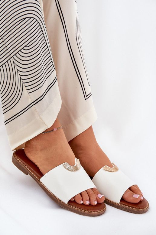 Chaussons pour femmes en cuir synthétique avec détails décoratifs en blanc Mevith