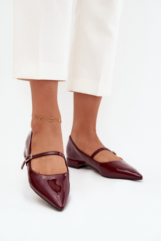 Ballerines laquées sur un talon délicat avec des sangles bordeaux Isvella