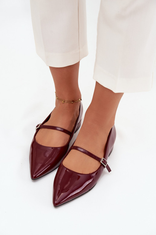 Ballerines laquées sur un talon délicat avec des sangles bordeaux Isvella