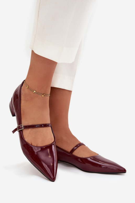 Ballerines laquées sur un talon délicat avec des sangles bordeaux Isvella