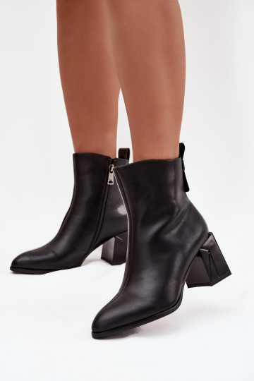 Bottes de cheville isolées avec talons en cuir naturel Vinceza 66812 en noir