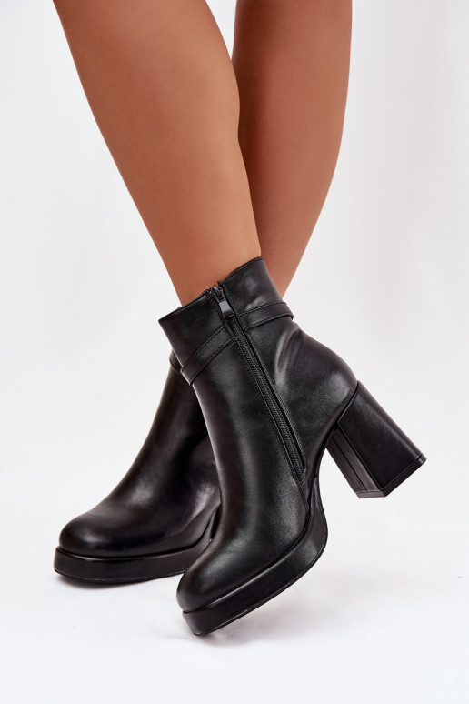 Bottes de cheville pour femmes isolées avec talons décorés en noir Giordina