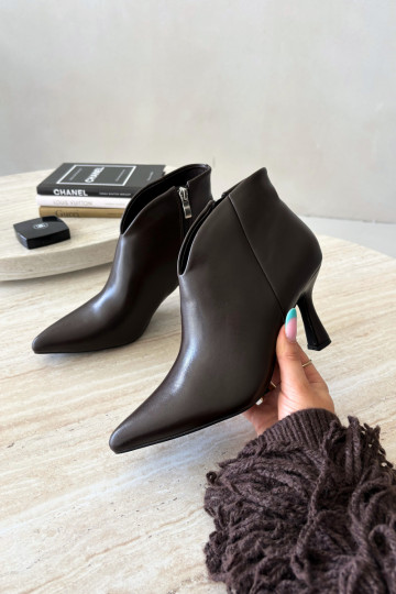 Bottines pour femmes sur talon fin avec bout pointu couleur brun foncé Bessia