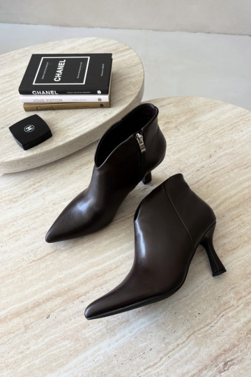 Bottines pour femmes sur talon fin avec bout pointu couleur brun foncé Bessia 2
