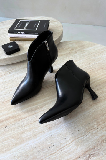 Bottines pour femmes sur talon fin avec bout pointu couleur noire Bessia