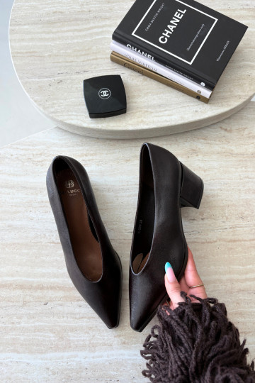 Chaussures à bout pointu et talons carrés en simili cuir couleur brun foncé Lavisa