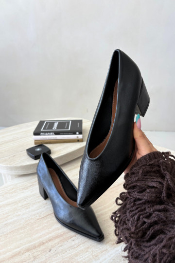 Chaussures à bout pointu et talons carrés en simili cuir couleur noire Lavisa