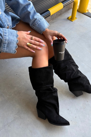 Bottes au-dessus du genou pour femmes avec partie supérieure incurvée et talons en daim couleur noire Durela