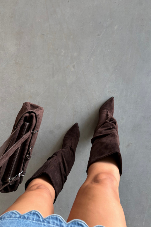 Bottes au-dessus du genou pour femmes avec partie supérieure incurvée et talons en daim couleur chocolat Durela