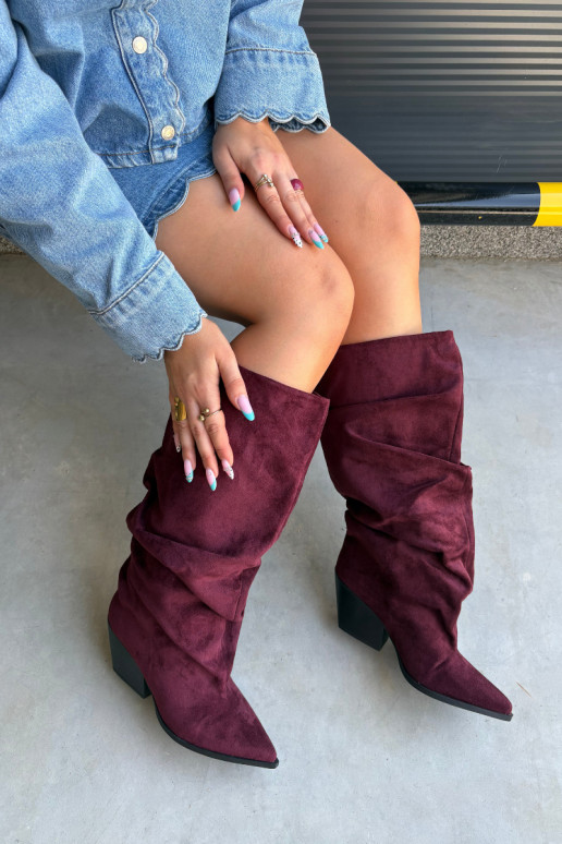 Bottes au-dessus du genou pour femmes avec partie supérieure incurvée et talons en daim couleur bordeaux Durela