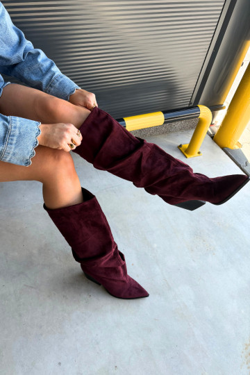 Bottes au-dessus du genou pour femmes avec partie supérieure incurvée et talons en daim couleur bordeaux Durela 2
