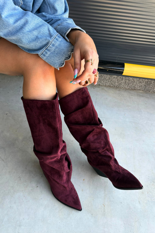 Bottes au-dessus du genou pour femmes avec partie supérieure incurvée et talons en daim couleur bordeaux Durela