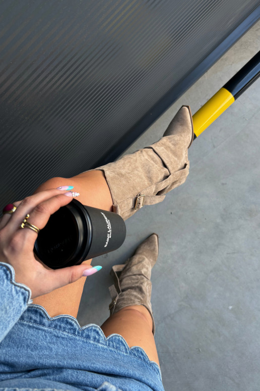 Bottes au-dessus du genou pour femmes avec talons, volants et boucles couleur sable Caster