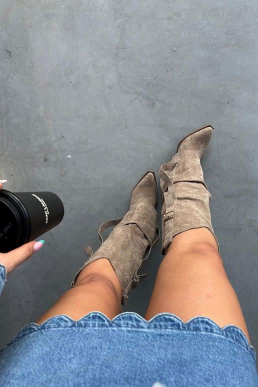 Bottes au-dessus du genou pour femmes avec talons, volants et boucles couleur sable Caster