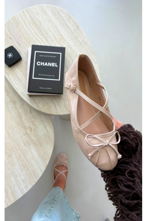 Ballerines beiges en vernis avec rubans Kokardką