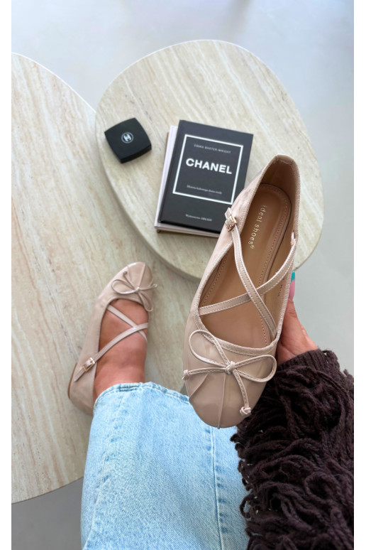 Ballerines beiges en vernis avec rubans Kokardką
