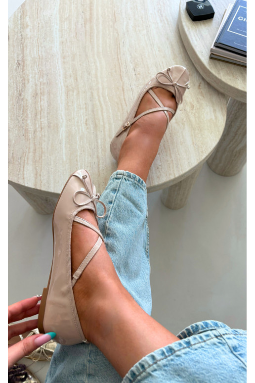 Ballerines beiges en vernis avec rubans Kokardką