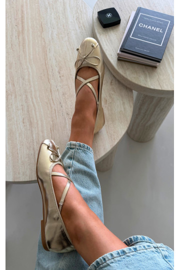 Ballerines dorées en vernis avec rubans Kokardką