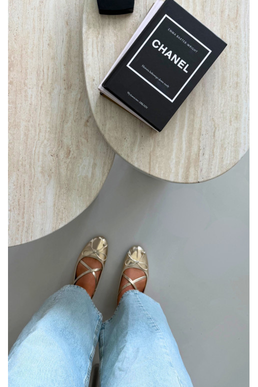 Ballerines dorées en vernis avec rubans Kokardką