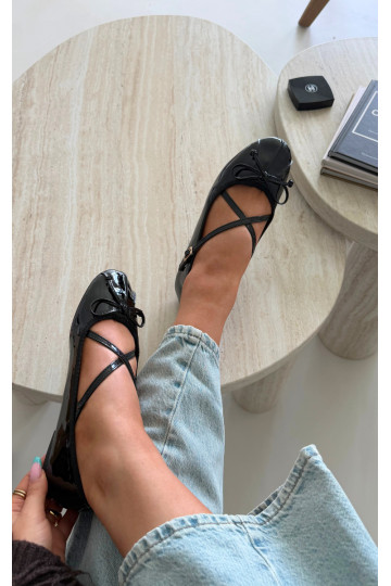 Ballerines noires en vernis avec rubans Kokardką
