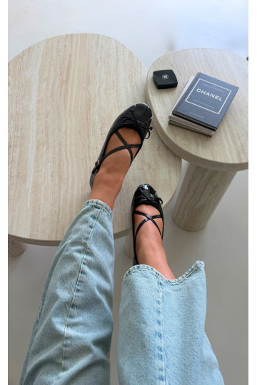 Ballerines noires en vernis avec rubans Kokardką 2