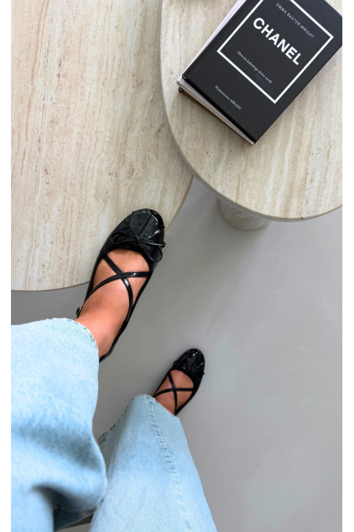 Ballerines noires en vernis avec rubans Kokardką