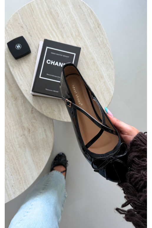 Ballerines noires en vernis avec rubans Kokardką