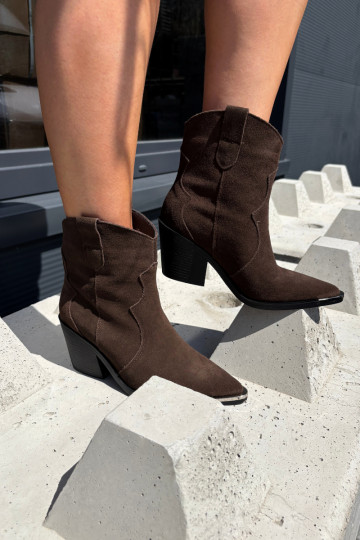 Bottes en daim chocolat de style cowboy isolées avec talons Pelsa 2