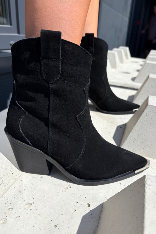 Bottes en daim noires de style cowboy isolées avec talons Pelsa