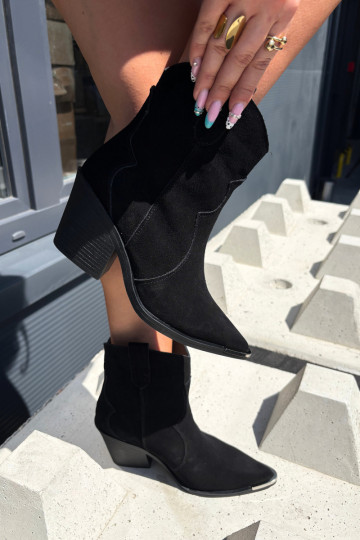 Bottes en daim noires de style cowboy isolées avec talons Pelsa 2