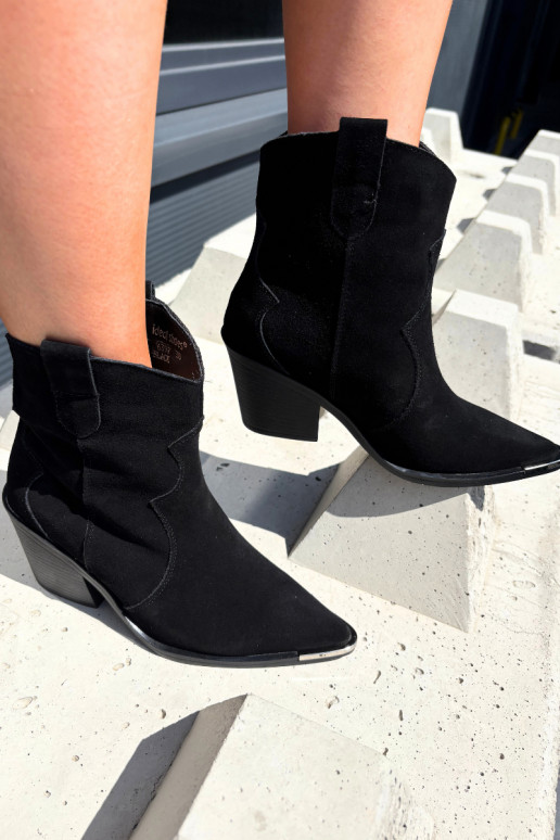 Bottes en daim noires de style cowboy isolées avec talons Pelsa
