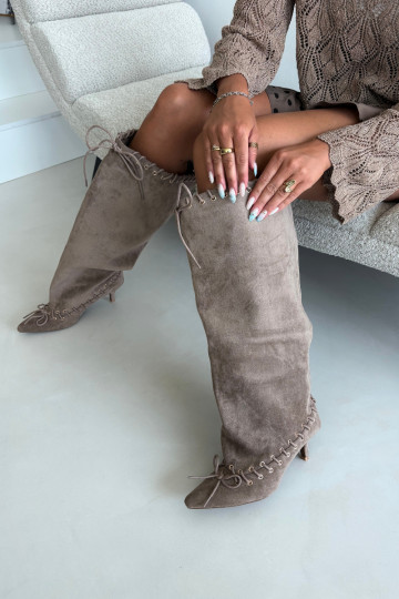 Bottes longues à talon moyen en daim synthétique avec lacets décoratifs couleur sable Juletta 2